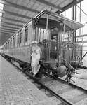 858297 Afbeelding van Cunera Nobel-van Rossum (assistente bij het Centraal Museum te Utrecht) bij het rijtuig nr. B 119 ...